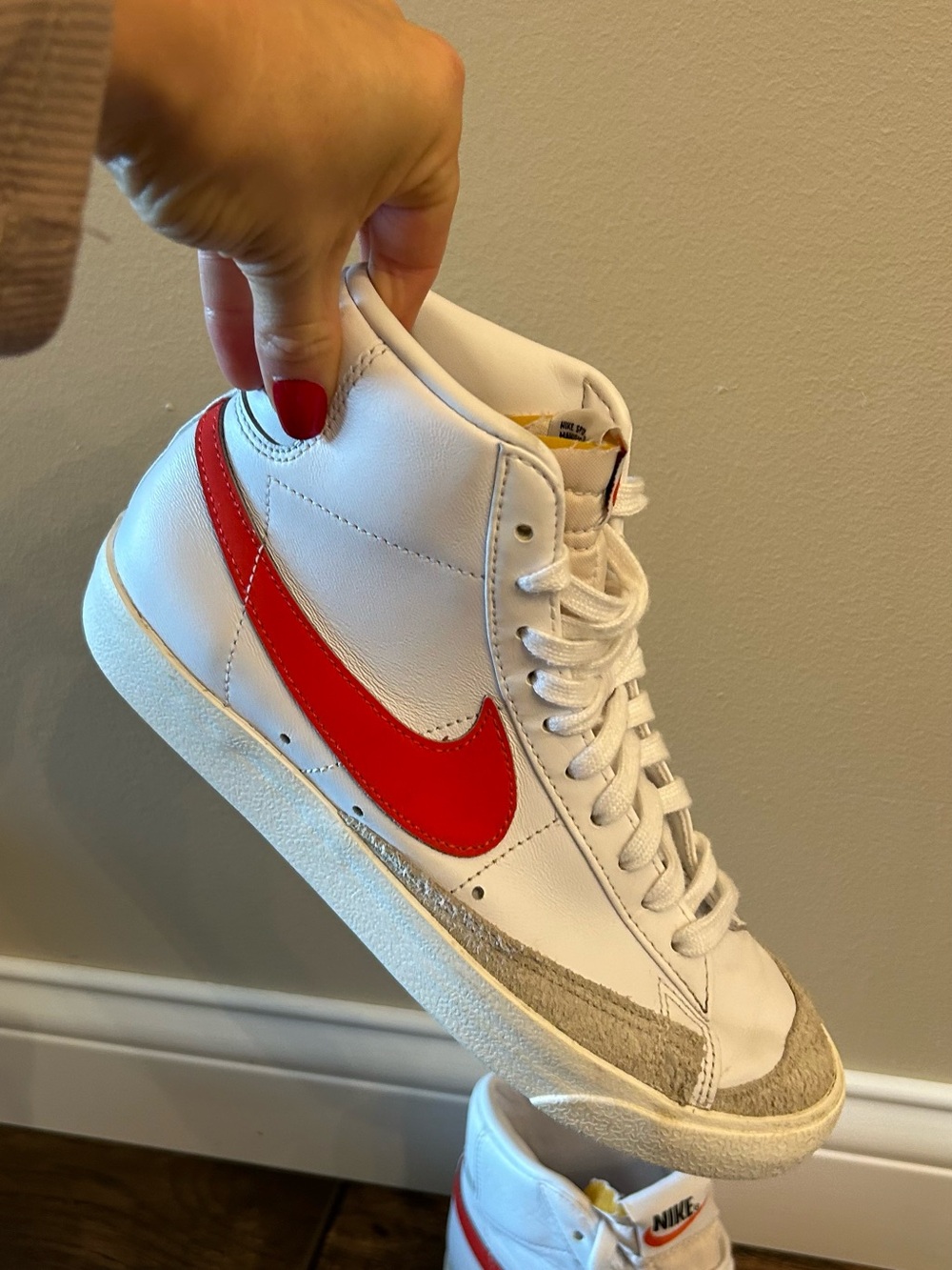 Nike Blazer Mid '77
Vintage (White/Habanero Red).